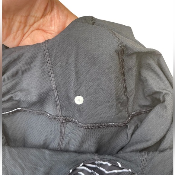 Lululemon Women's Tame Me Tank Size 4 Black/Parallel Stripe Black White - Picture 3 of 5
